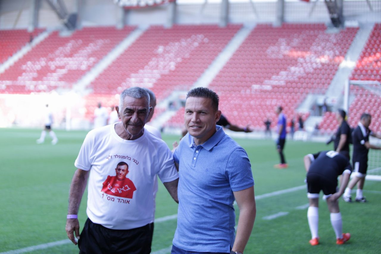 ברק בכר עם אברהם נומה. שני אלופים מוקירים את בנצי ז''ל (צילום: אסף חיימוביץ')